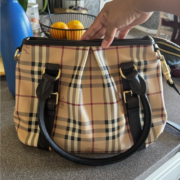 Authentic Burberry crossbag - Picture 2 of 3